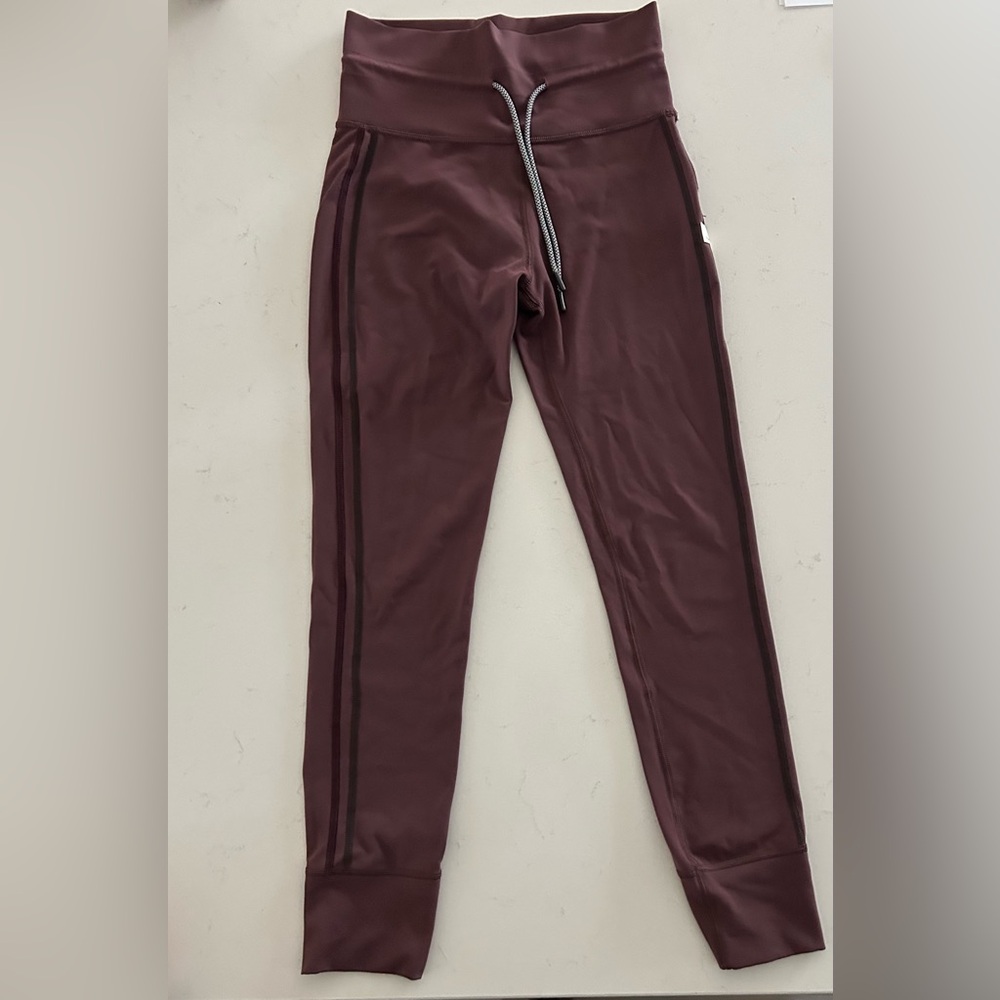 Vuori Women Leggings in Burgundy